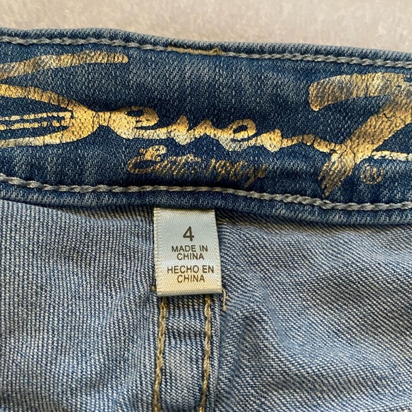 Seven7 Weekend Short High-Rise Jean Shorts with Mild Distressing Size 4 - Picture 5 of 13